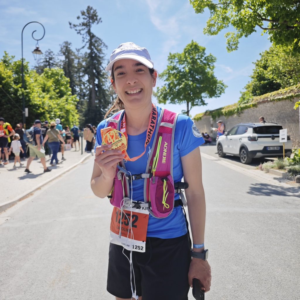 Le Running Club Coudraysien Ville du Coudray-Montceaux est heureux d'avoir une novice au Marathon de Cheverny : projecteur sur Caroline qui s'est lancée sur son premier marathon. Le Marathon est une belle aventure qui demande beaucoup de sacrifice, et il faut jongler avec la vie de famille et le travail. Caroline est finisher, a su gérer son effort, car c'est un point d'étape pour la préparation d'un triathlon longue distance en juillet. Le Running Club Coudraysien et moi-même sommes fières de toi!